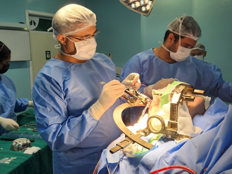 Médico no centro cirúrgico realizando a Cirurgia DBS, como uma das maneiras de cuidar do Parkinson