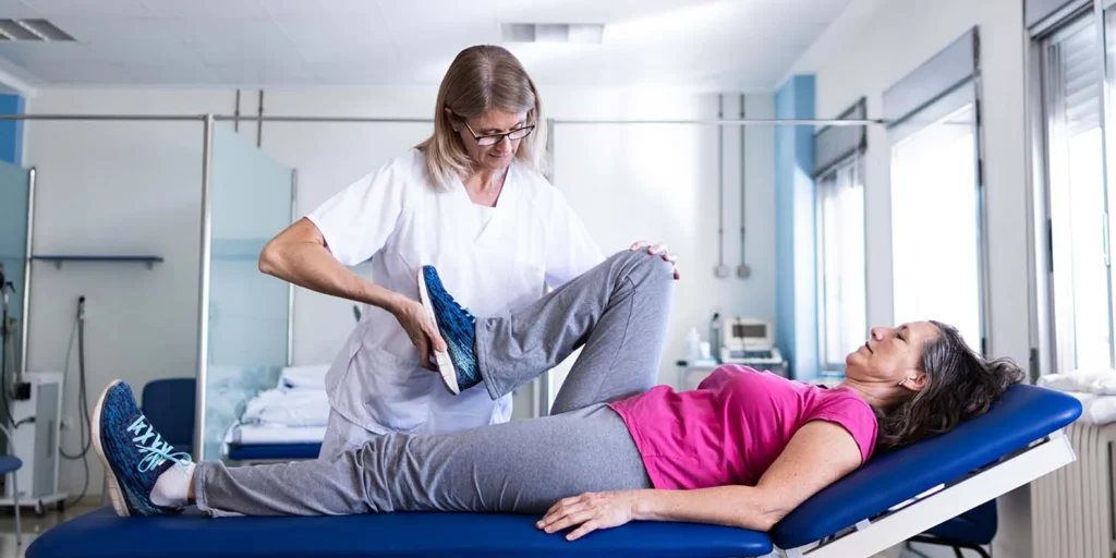 Mulher fazendo fisioterapia para manter sob controle os sinais de parkinson