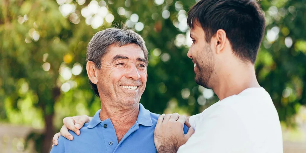 pai e filho caminhando ao ar livre como uma forma de manter a saúde mental mesmo com o Parkinson