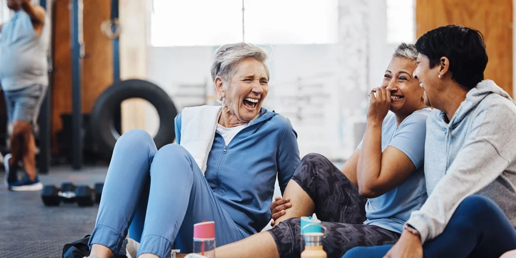 Um grupo de mulheres maduras que superaram as dores nas costas depois da radiofrequência pulsada