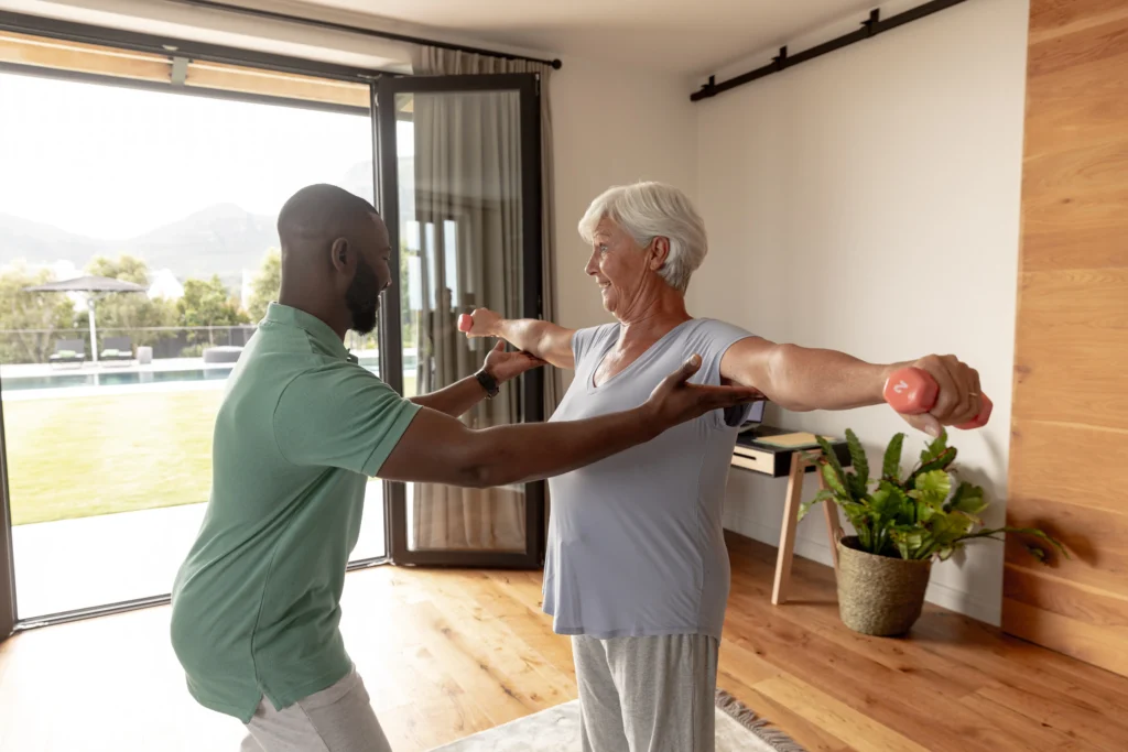 Idosa fazendo terapia com exercícío de força e equilíbrio, que ajudam a melhorar os sintomas do Parkinson.