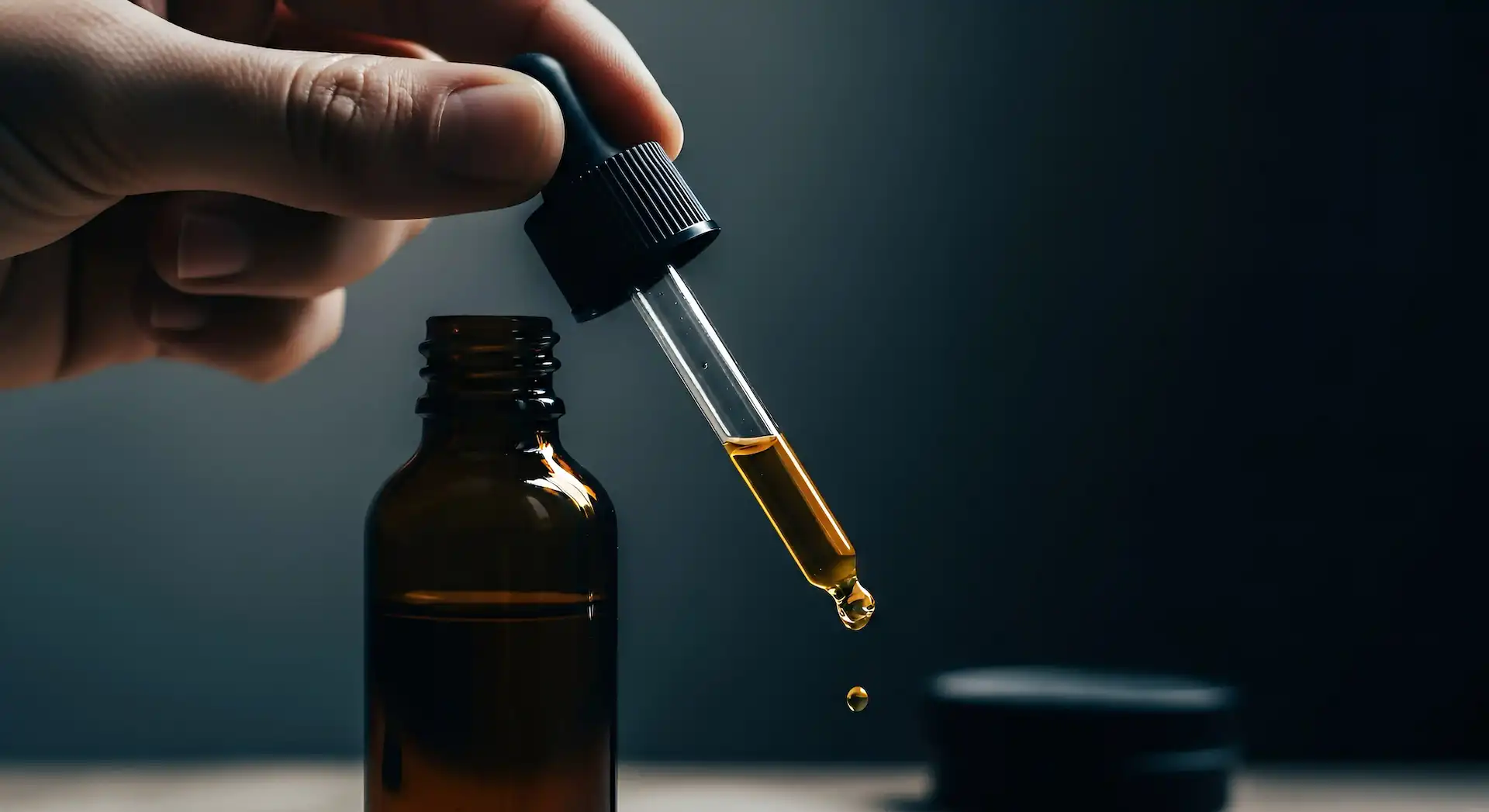 Pesquisadores extraindo o óleo de canabidiol para estudos e pesquisas para o tratamento do parkinson