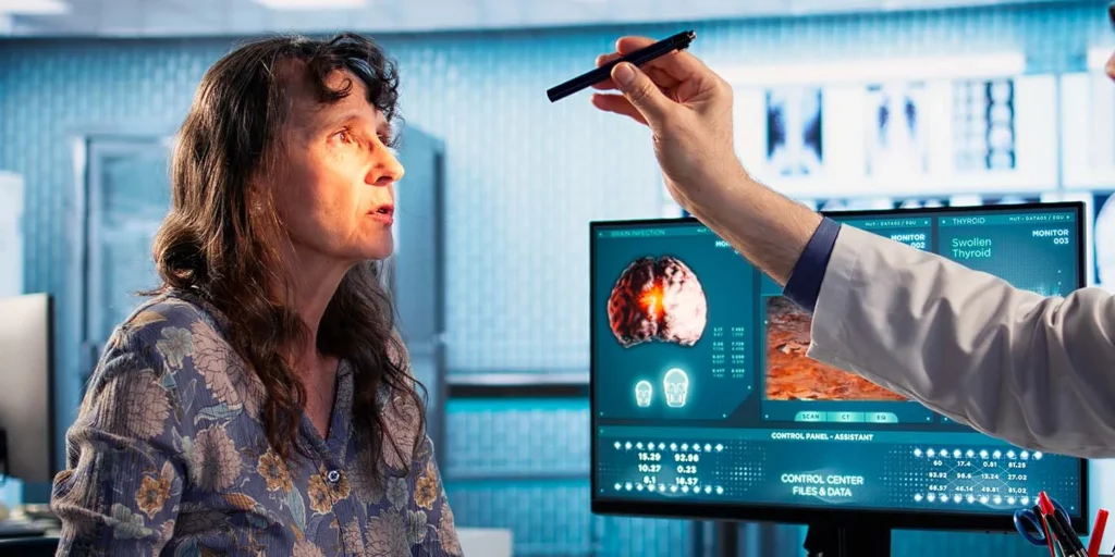 Médico examina paciente por Neuroimagem na Doença de Parkinson e no Parkinsonismo Induzido por Medicamentos