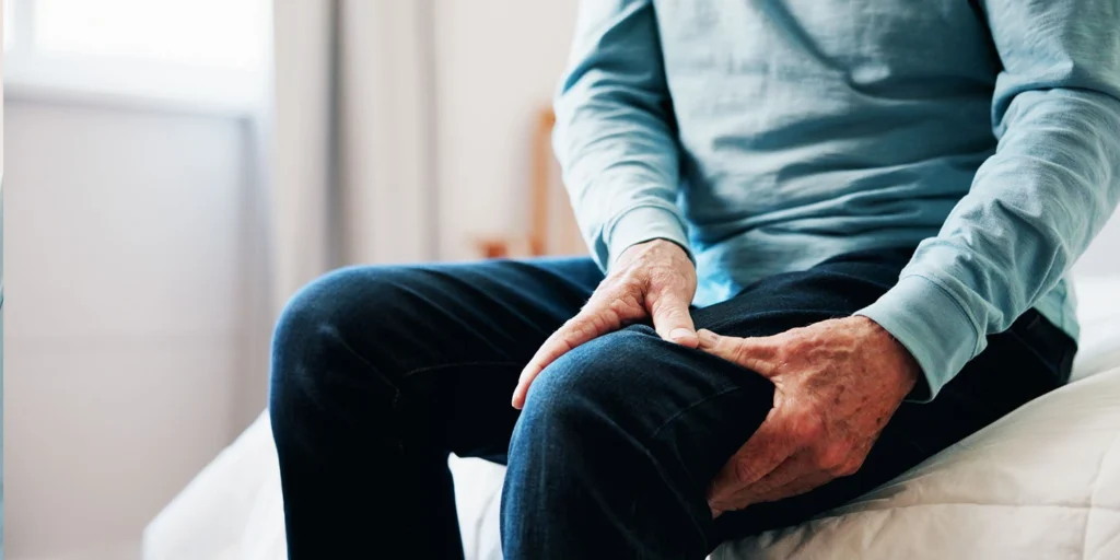 Homem sentindo dores do parkinsonismo vascular.