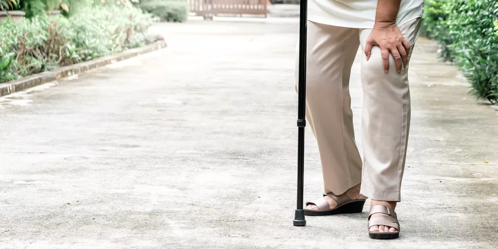 Mulher com dificuldade de andar por conta do parkinsonismo vascular