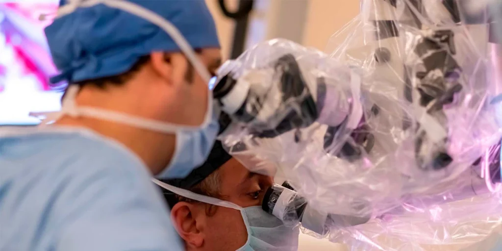 Cirurgiões em campo operatório para realizar um implante de Estimulação Cerebral Profunda em Parkinsonismos Atípicos.