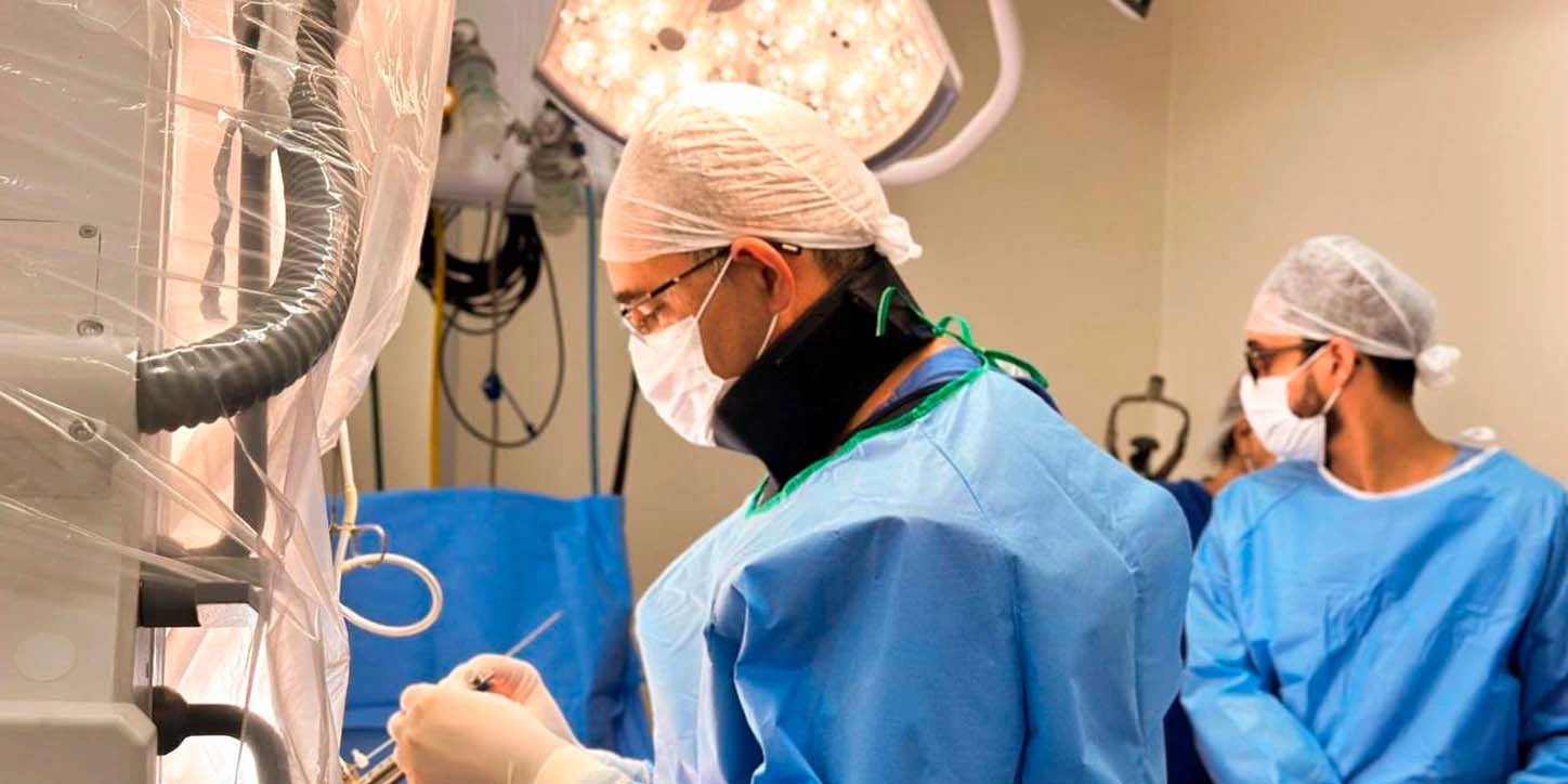 O neurocirurgião Dr. Neuton Magalhães, observa um procedimento para avaliar a viabilidade da Estimulação Cerebral Profunda em Parkinsonismos Atípicos.